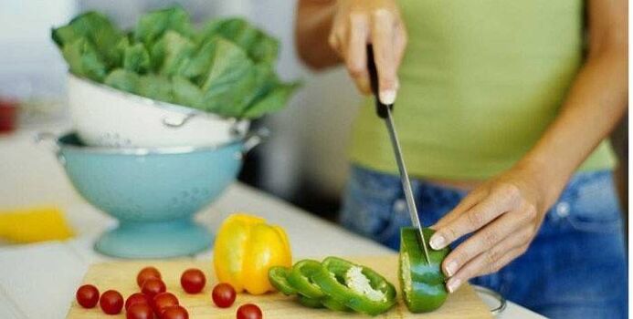 Kochen Sie einen Gemüsesalat zum Abendessen nach den Grundsätzen der richtigen Ernährung für eine schlanke Figur
