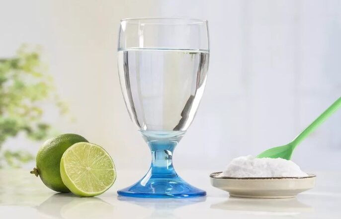 Wasser mit Salz und Zitrone